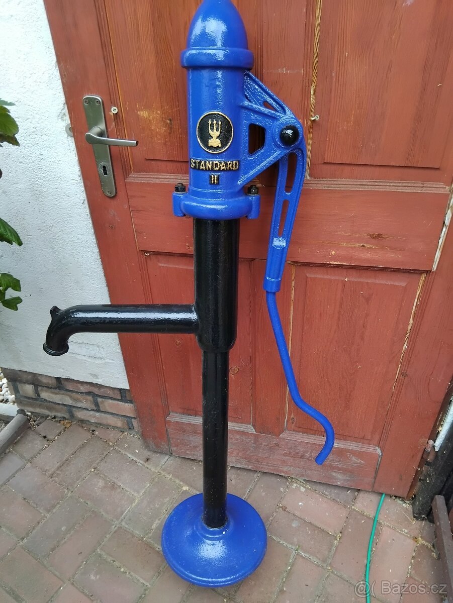 stará litinová pumpa - 3