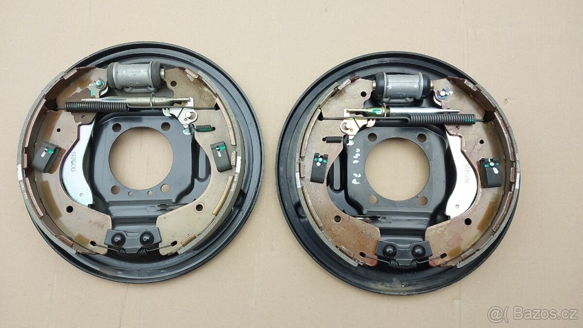 Nissan Navara D40 : Štíty zadních brzd - 3