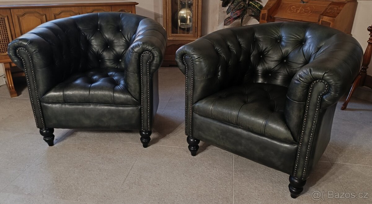 Dvě kožená, klubová, chesterfield křesílka. TOP - 3