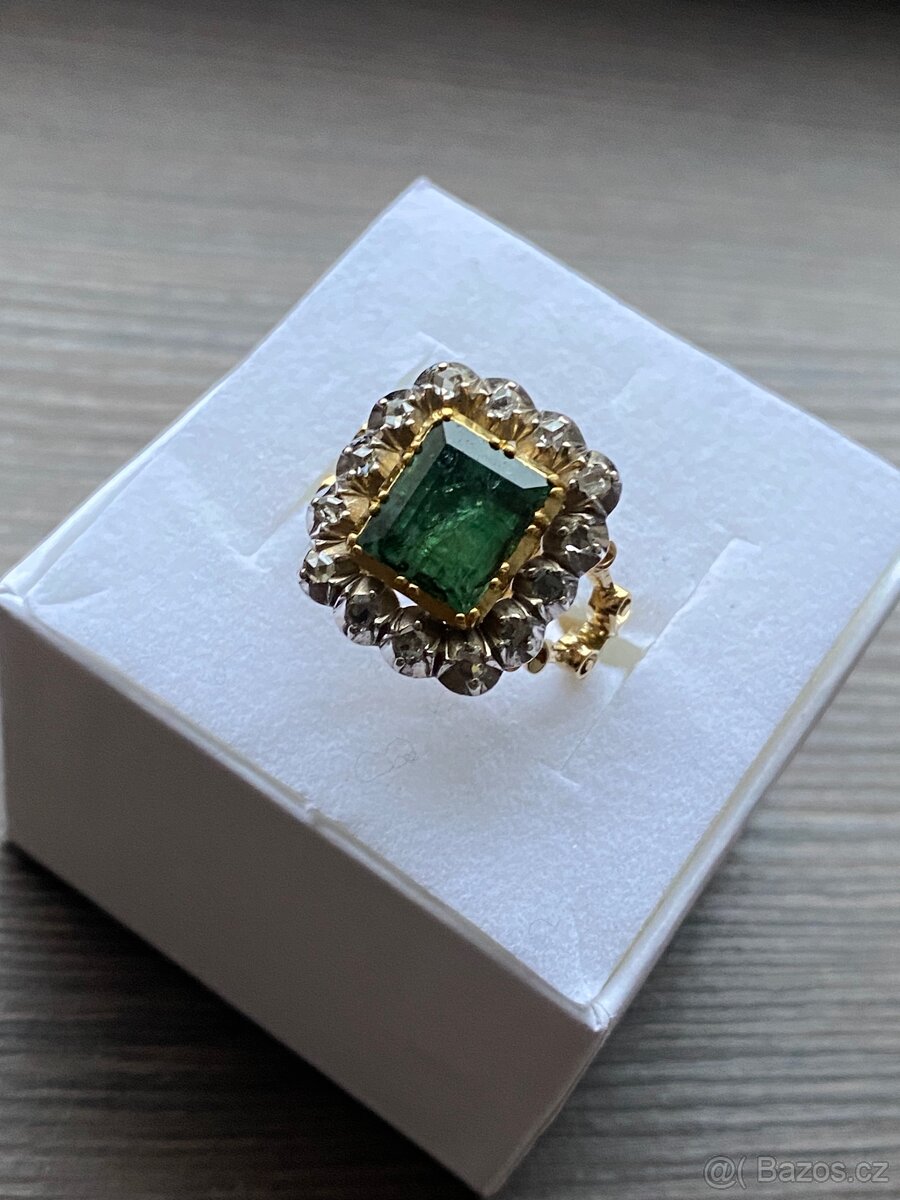 Zlatý prsten se smaragdem a diamantovými routy - 3