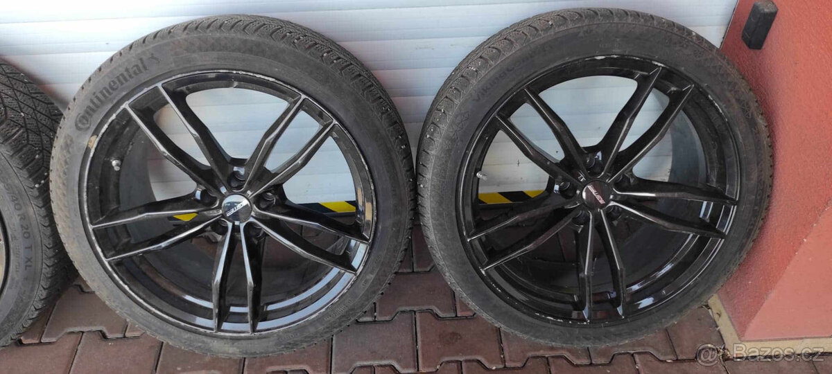 TESLA Y sada kol s pneu R20" - 3