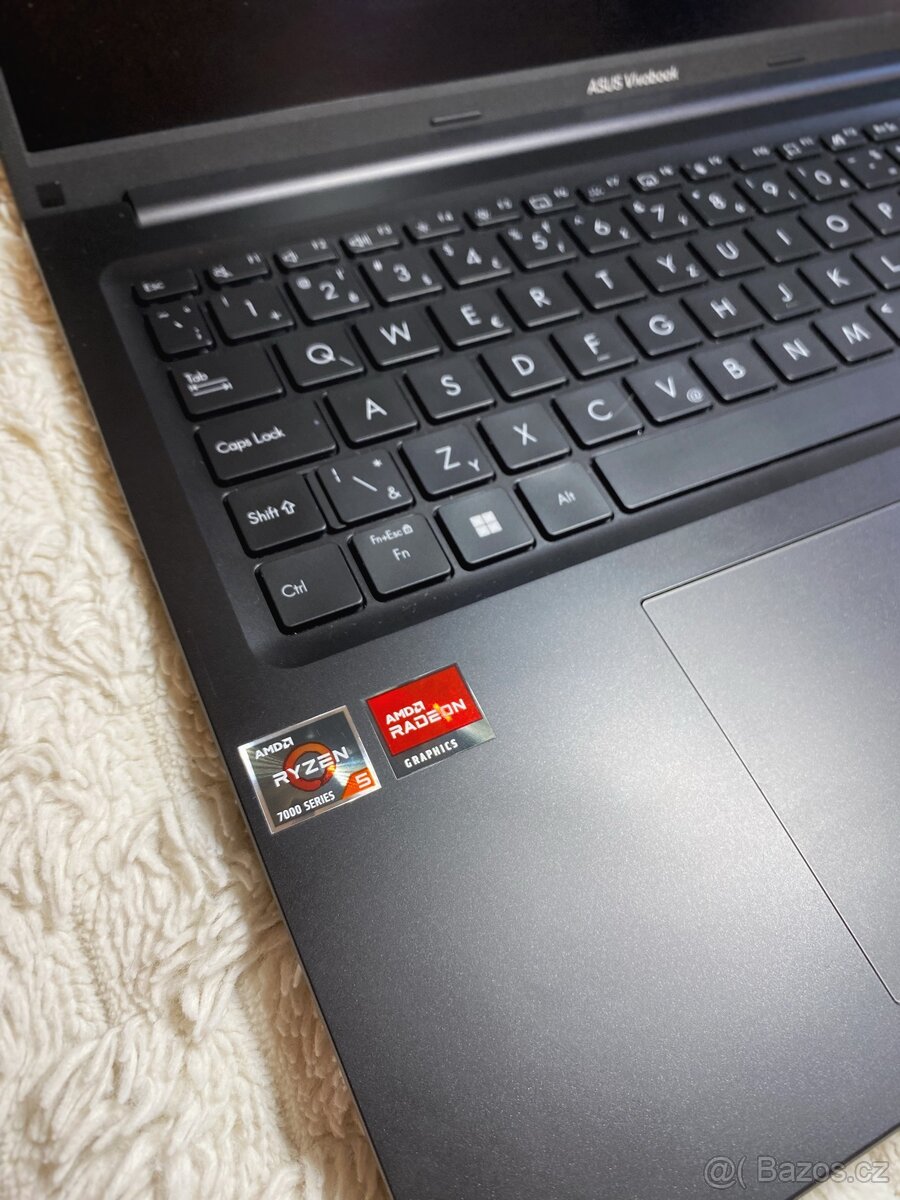 Prodám notebook ASUS Vivobook - 3