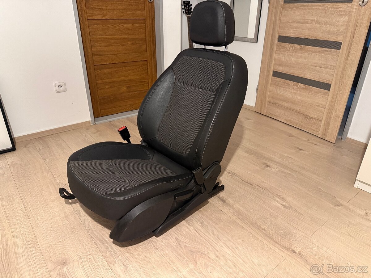 Opel Astra J - řidičova sedačka - 3