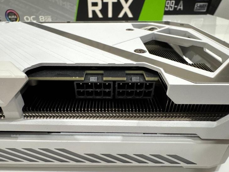 ASUS ROG STRIX RTX 3070 Bílá edice - 3