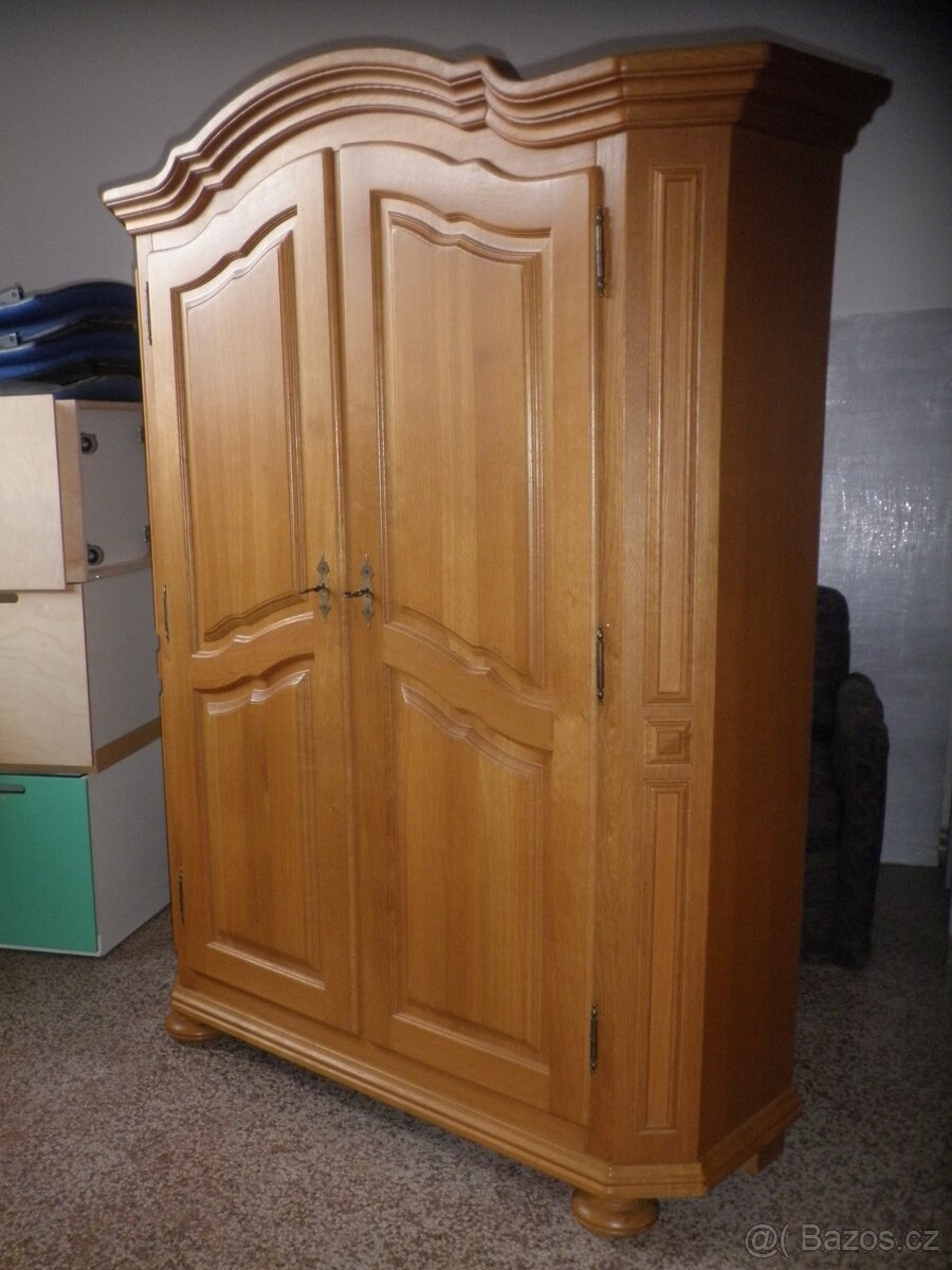 Světlá rustikální šatní skříň - 3