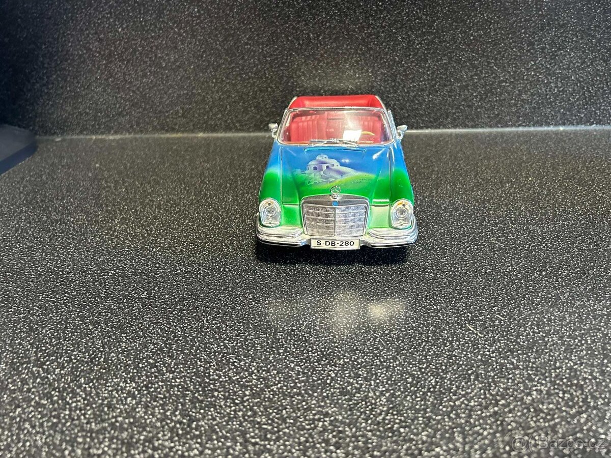 Mercedes Benz 280SE 1:18 - 3