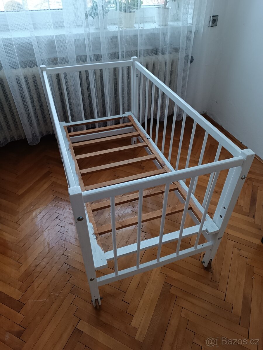 Stará dětská dřevěná postýlka na kolečkách - 3