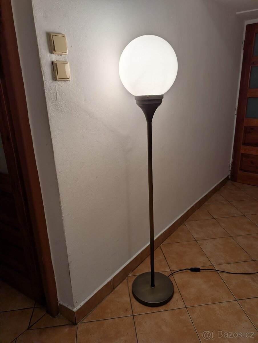 stojací stará podlahová mosazná lampa, bílé stínidlo - 3