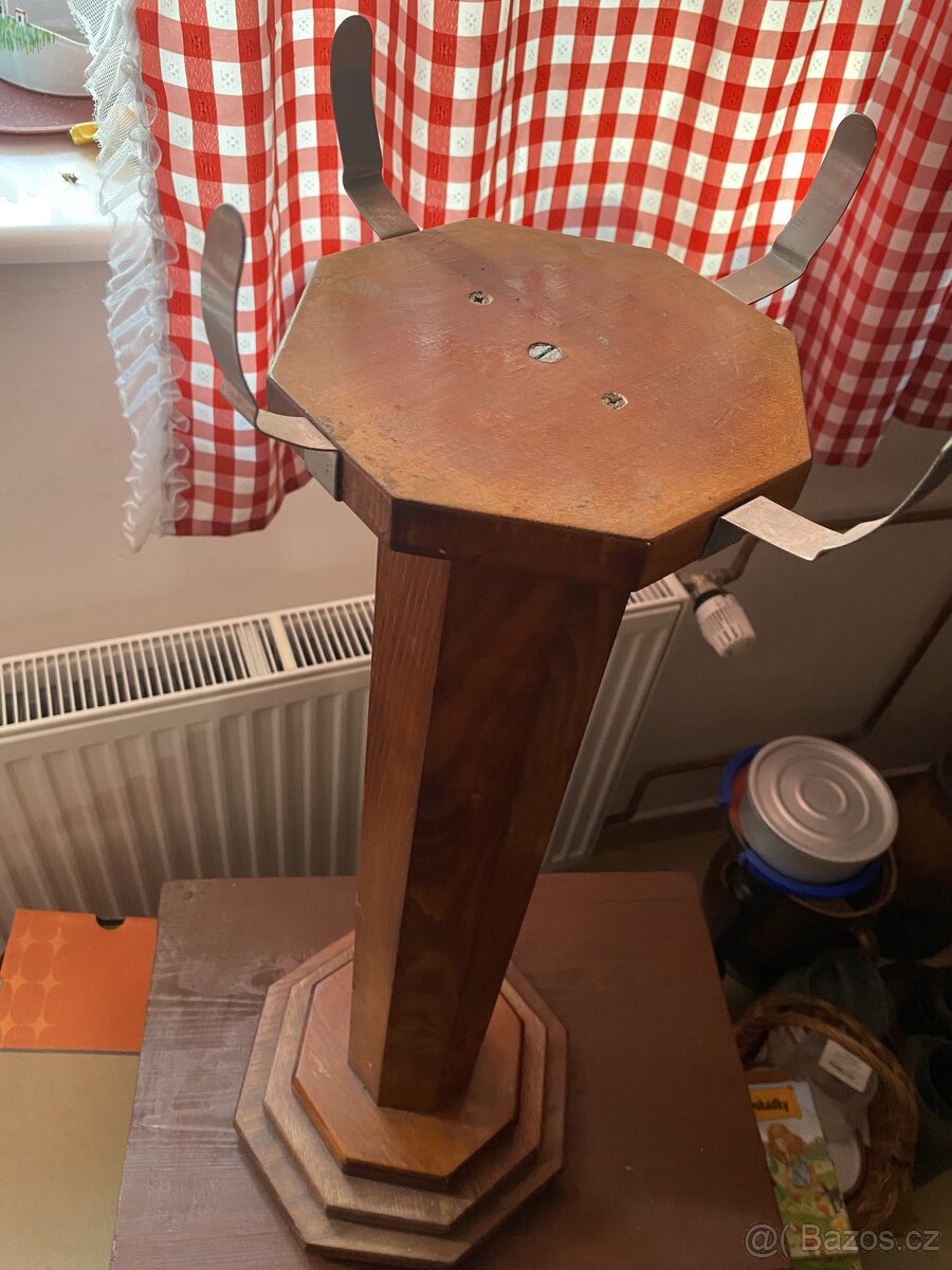 Krásný dřevěný stojan na květiny s ocelovými zamezovači - 3