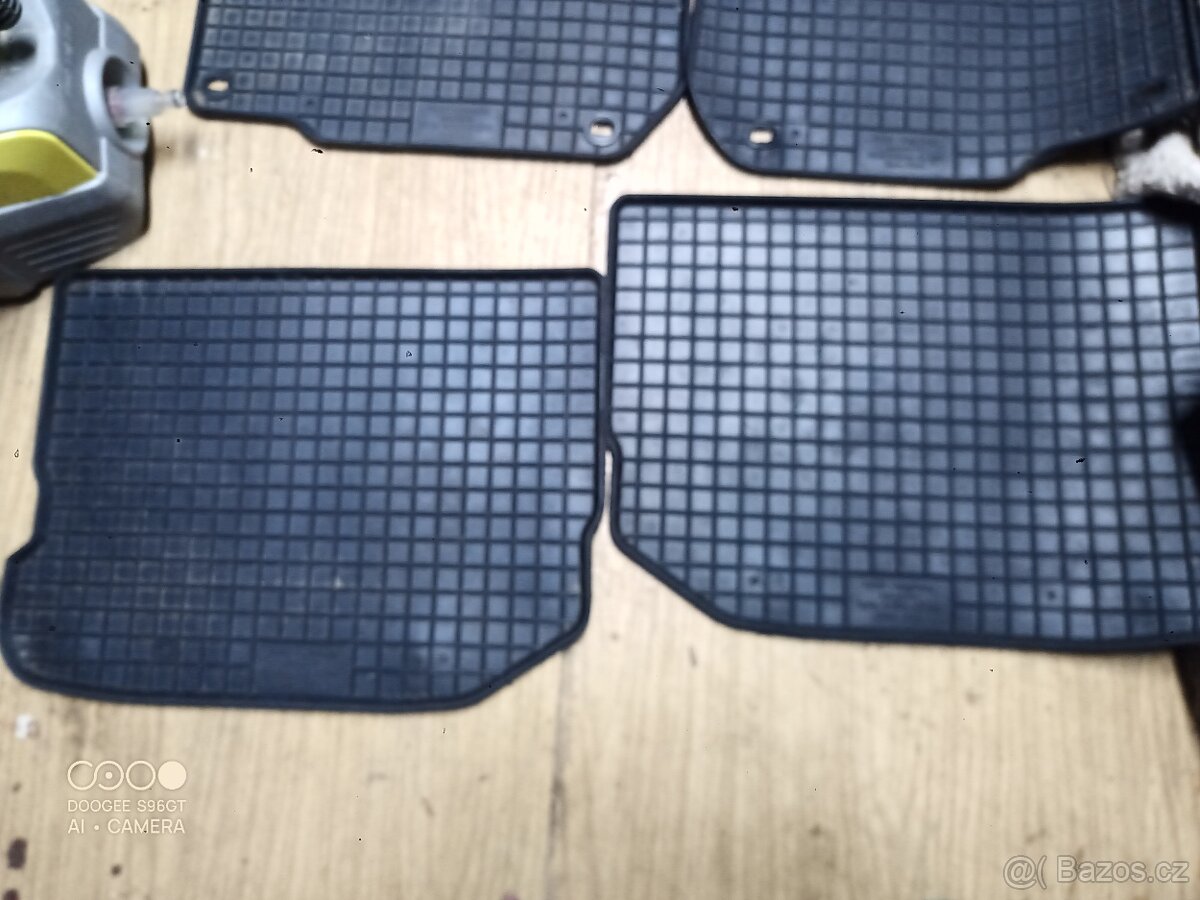 Prodám kompletní gumové autokoberce a vanu Škoda Octavia 1 - 3