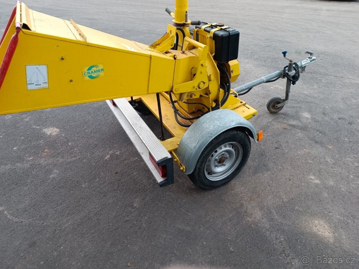 Profi ŠTĚPKOVAČ DŘEVA s podavačem jako přívěs s SPZ - 3