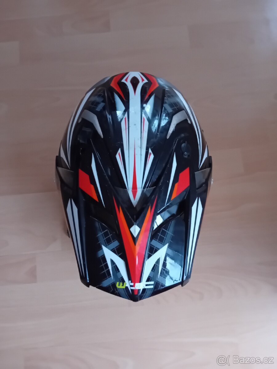 Motorkářská helma