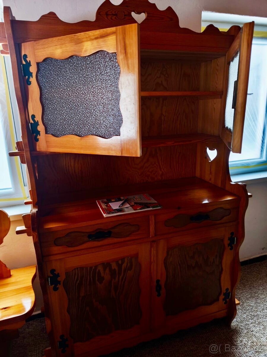 Rustikální jídelní kout a kredenc z masivu – modřin - 3