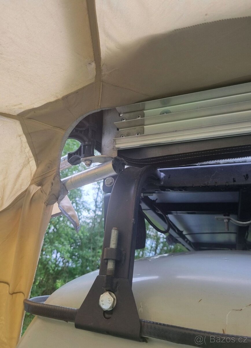 Vějířová markýza na offroad auto