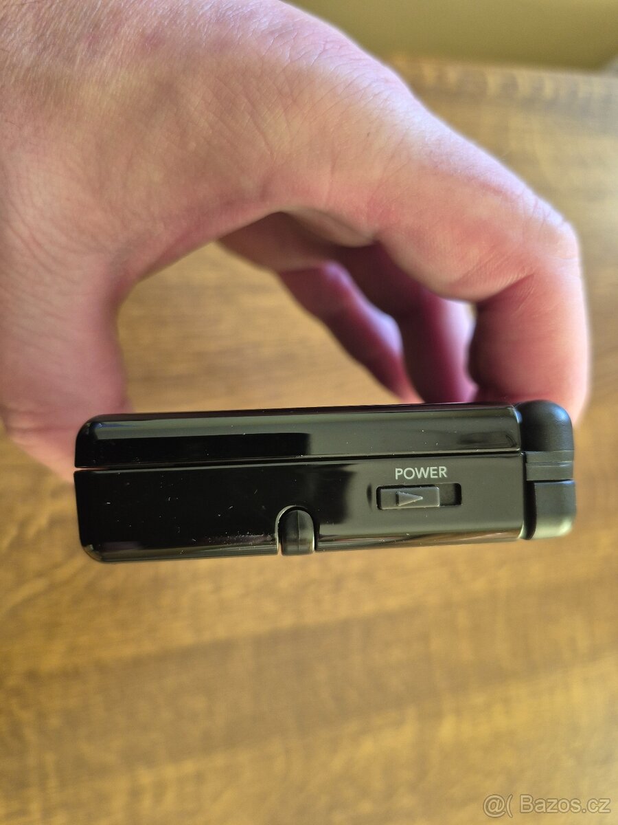 Nintendo DS Lite s příslušenstvím. - 3