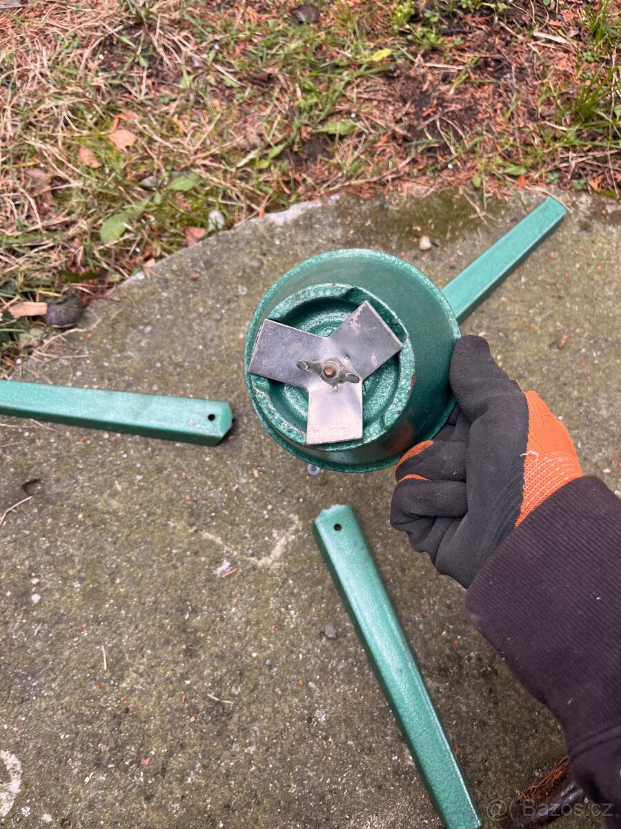 Litinový stojan na živý vánoční stromek - 3