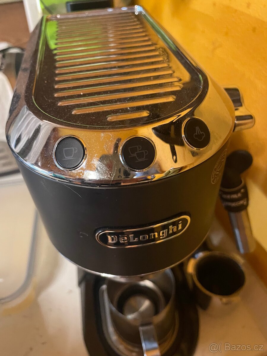 Pákový kávovar Delonghi Dedica EC - 3