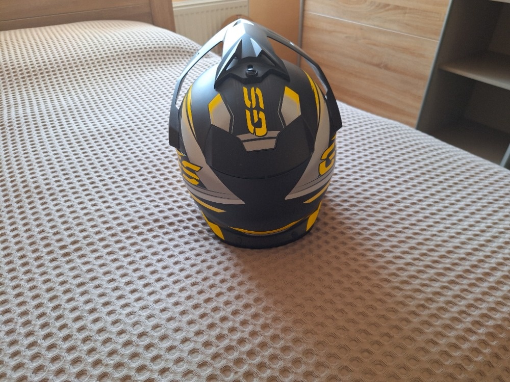 helma a oblečení na motorku. - 3