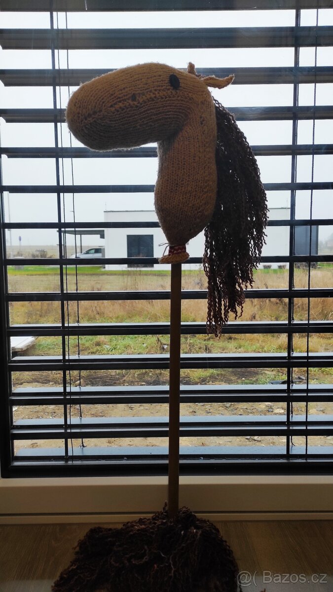 Kůň na tyči pletený, hnědý - 3