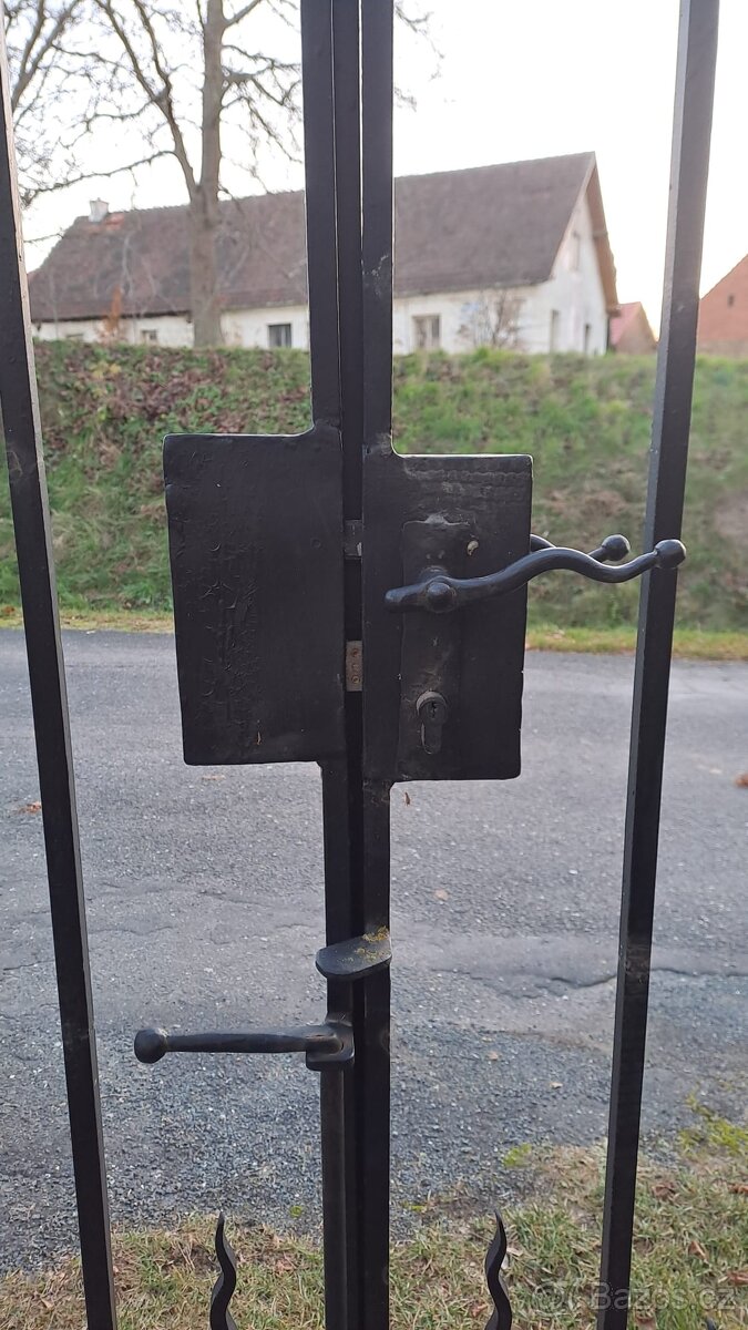 Kovaná dvoukřídlá brána, vrata - 3
