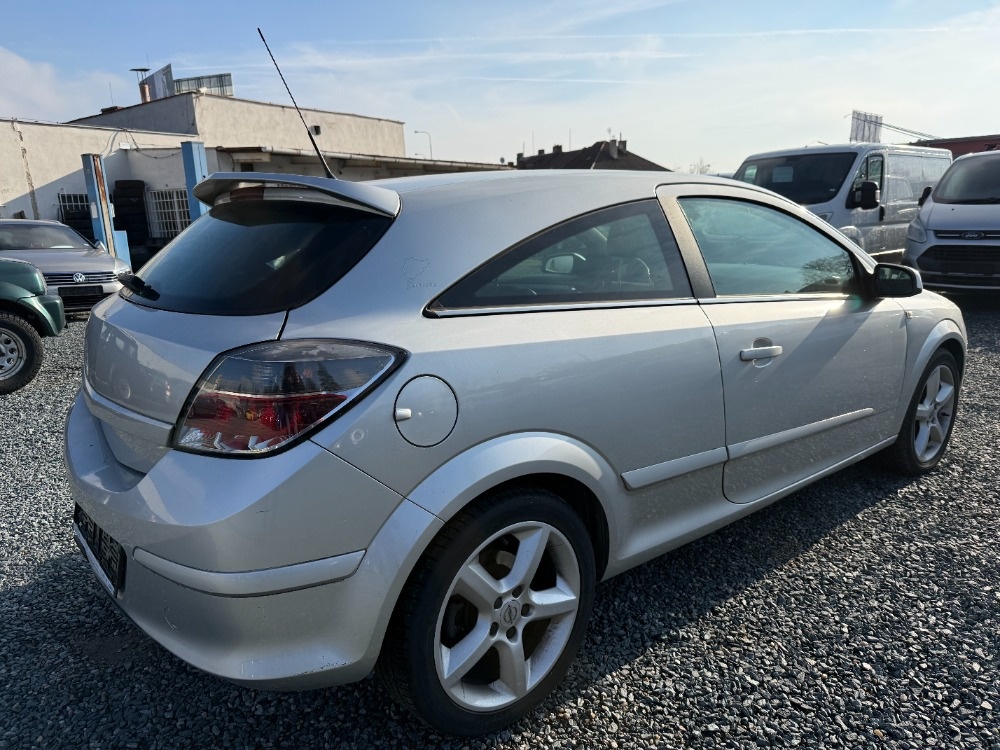 Opel Astra GTC 2.0 Turbo Cosmo - 3