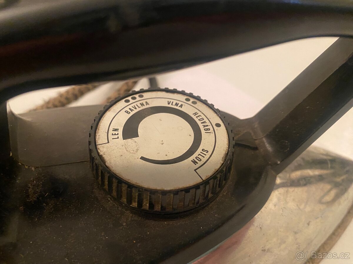 Stará funkční elektrická žehlička. - 3