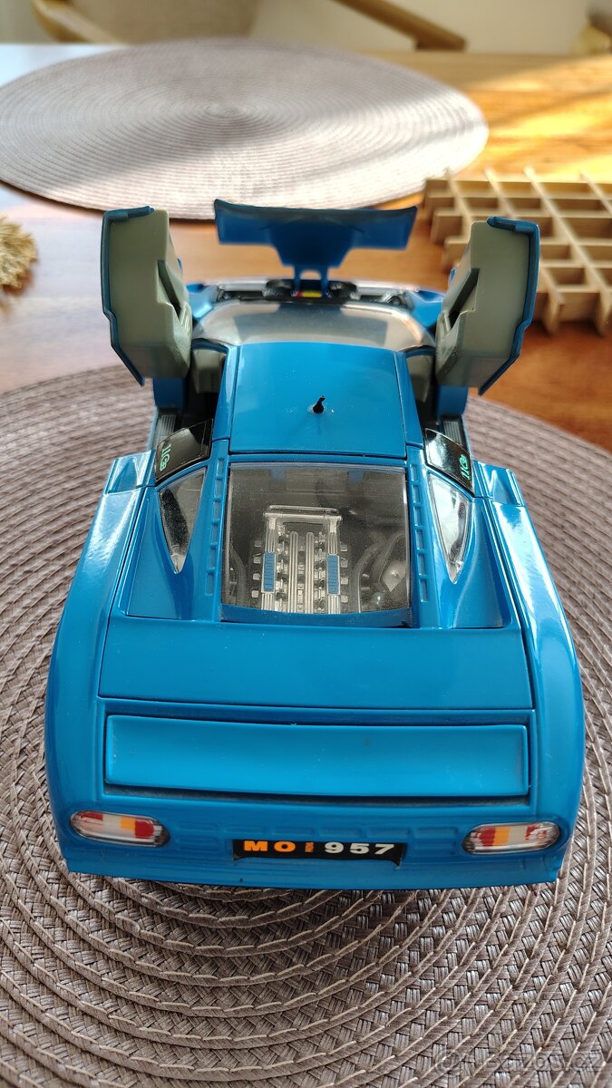 Auto Bugatti na stojanu - 3