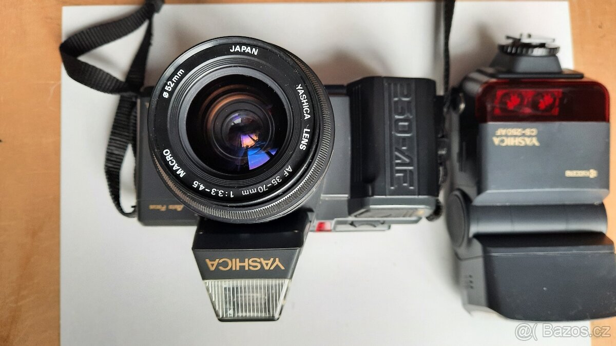 Yashica 230 AF, Yashica lens 35-70, Yashica blesk -sleva - 3