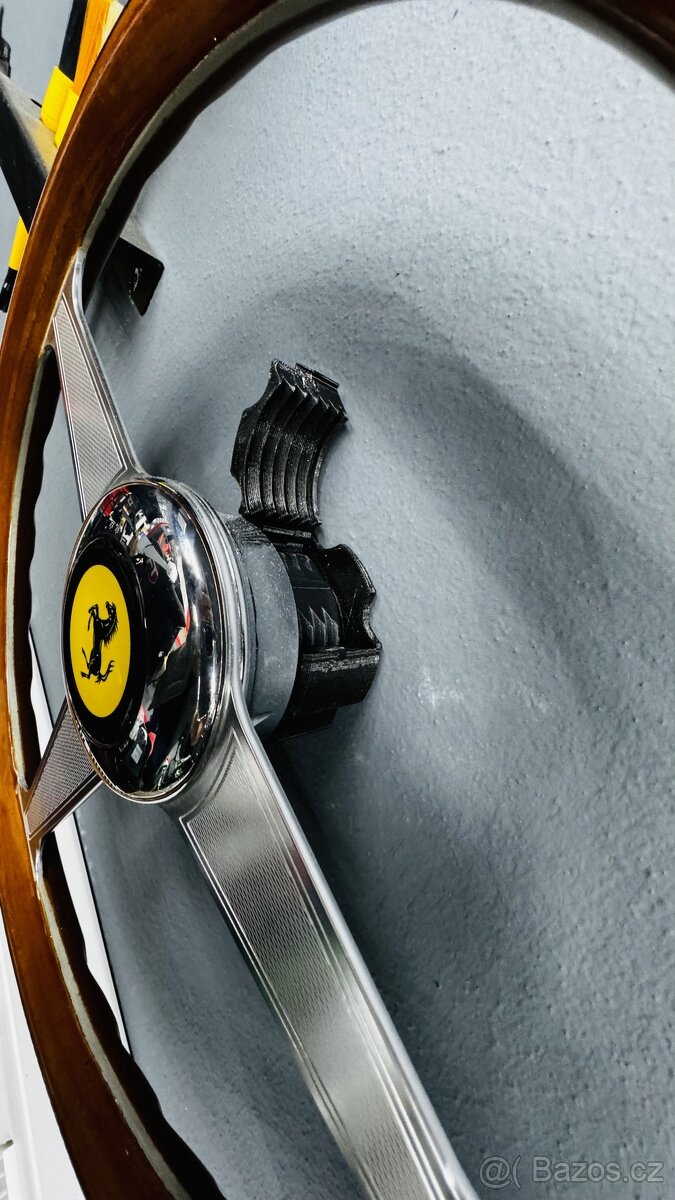 prodám držák na zeď pro volanty TRUSTMASTER - 3