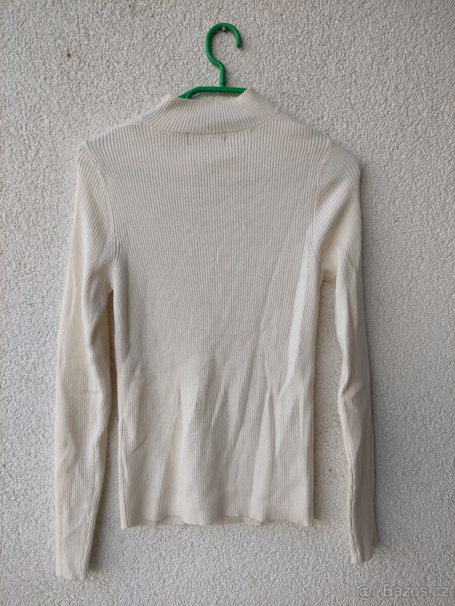 Krémový svetr s výstřihem - 3