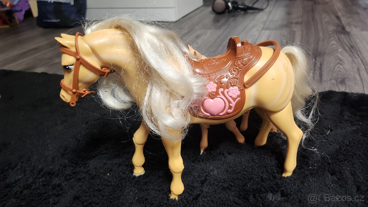 Kůň s hříbětem Barbie - 3