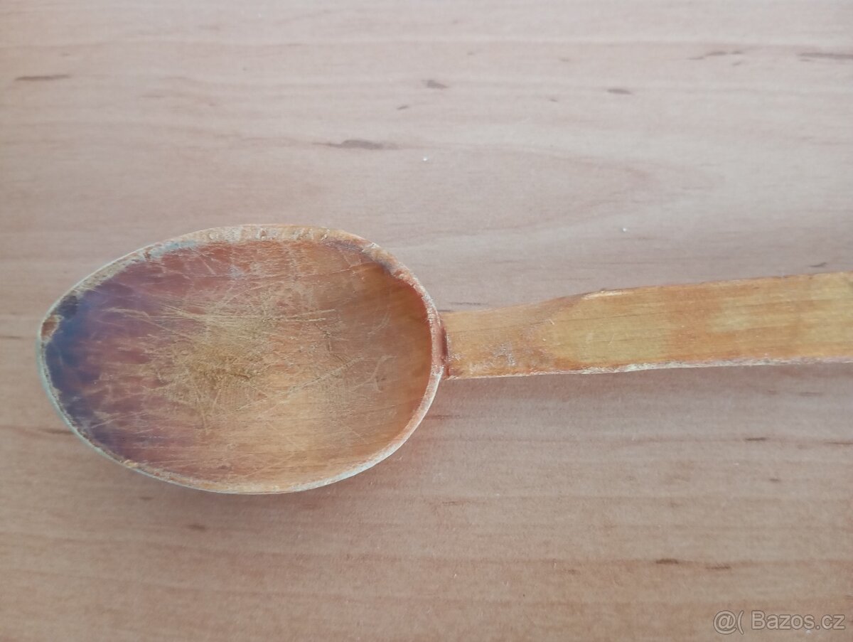Stará ručně vyřezávaná dřevěná dlouhá lžíce - 3