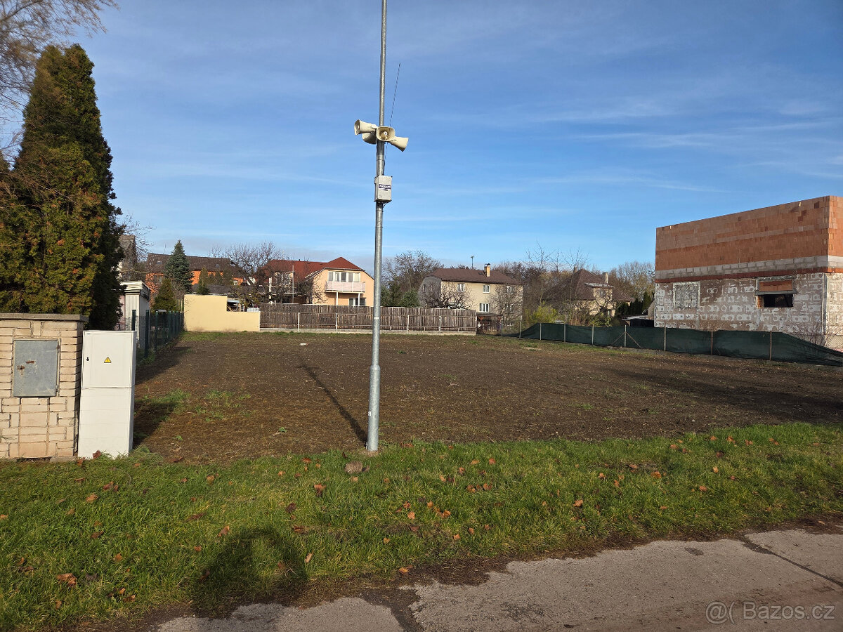 Zasíťovaný stavební pozemek 1004m2 pro 2 RD, 30 min od Prahy - 3