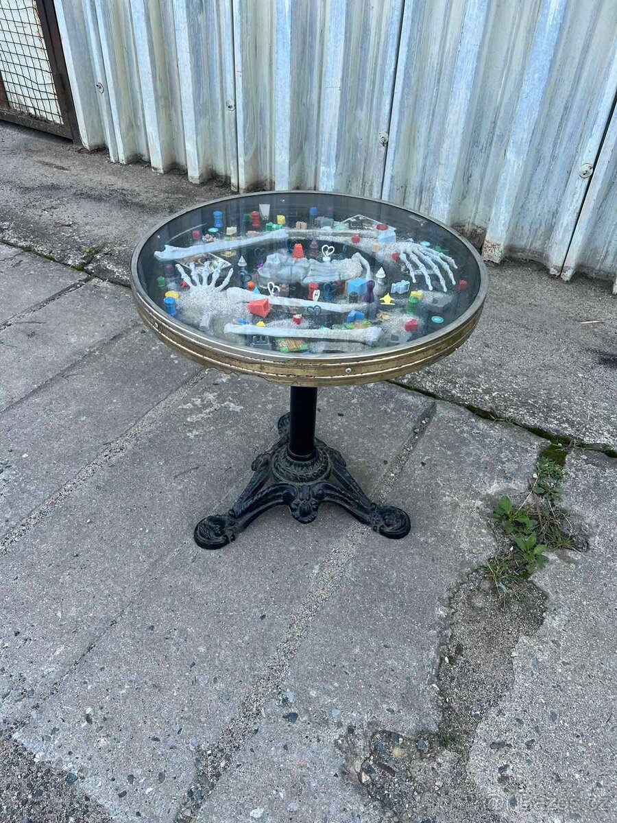 Červené židle a kulatý stoly - 3