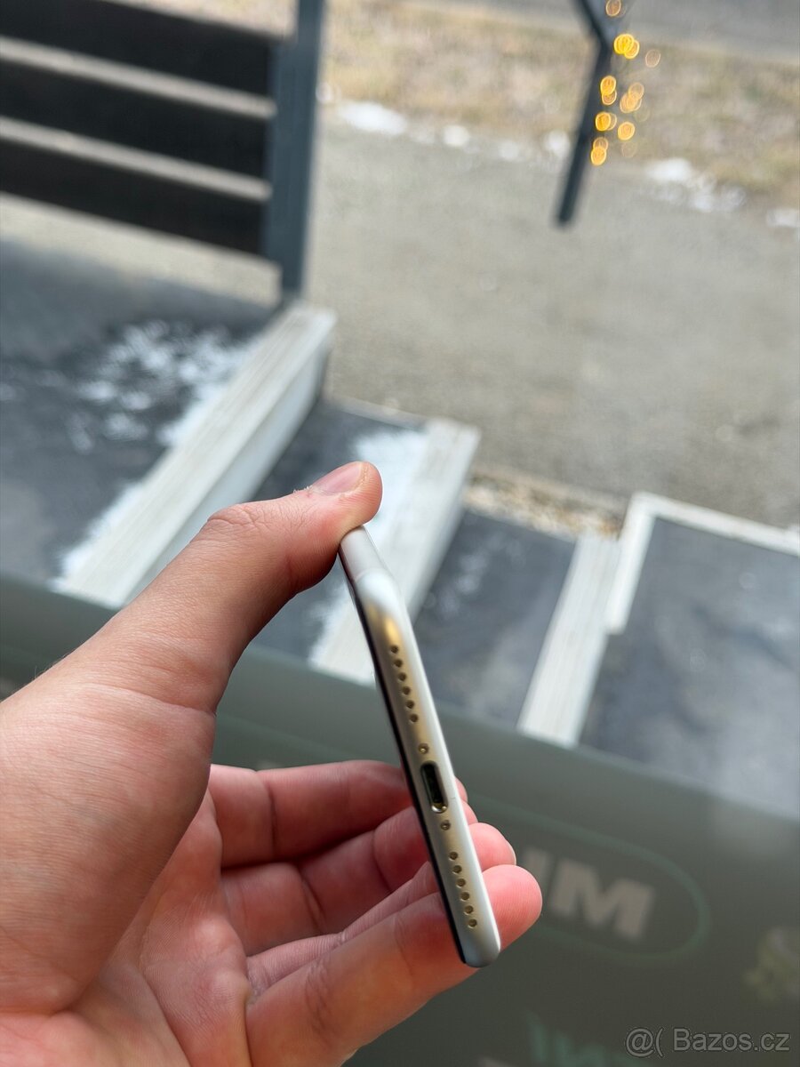 iPhone SE 2020 - 64GB - 100% BAT - 12M ZÁRUKA - 3