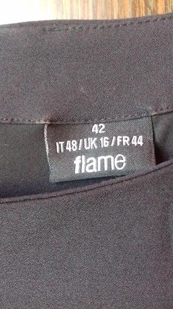 Prodám levně 2 pěkné téměř nové šaty, 1x nošené - 3