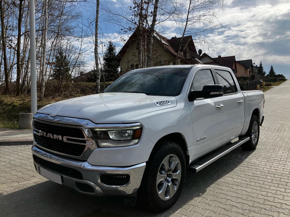 Dodge Ram 1500 5.7 V8 HEMI - 4x4 - RAM BOXY - NEBOURANÝ