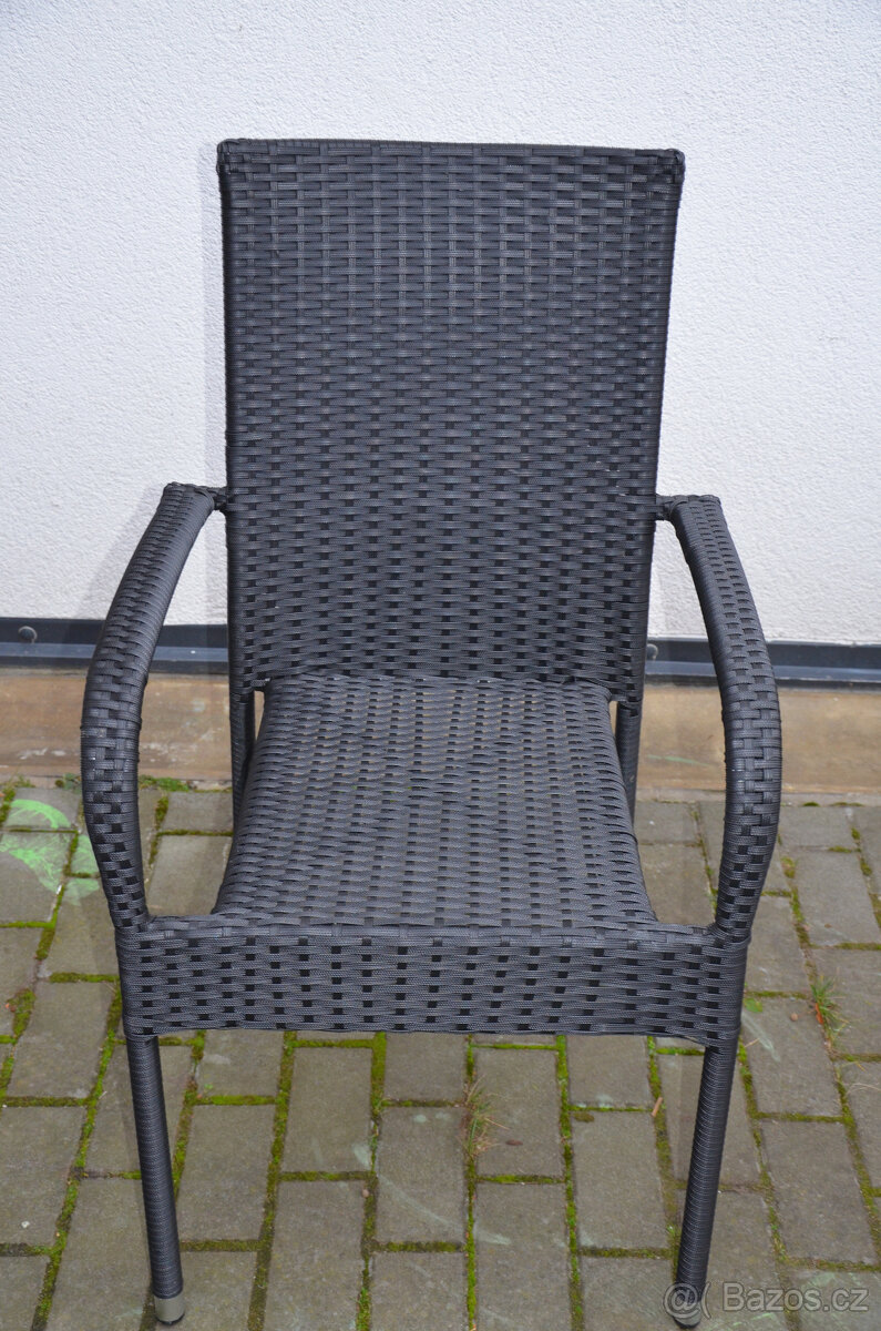 Prodám stůl a 4 židle z polyratanu - 3