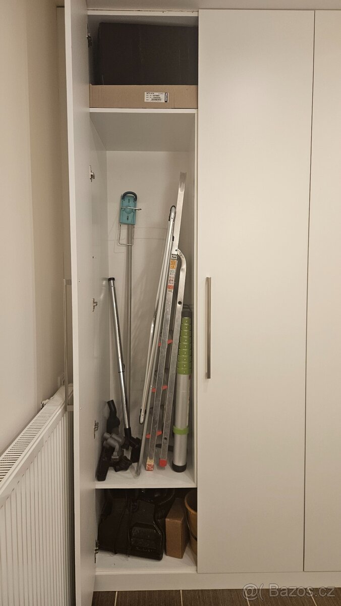 Bílá šatní a úložná skříň - 3