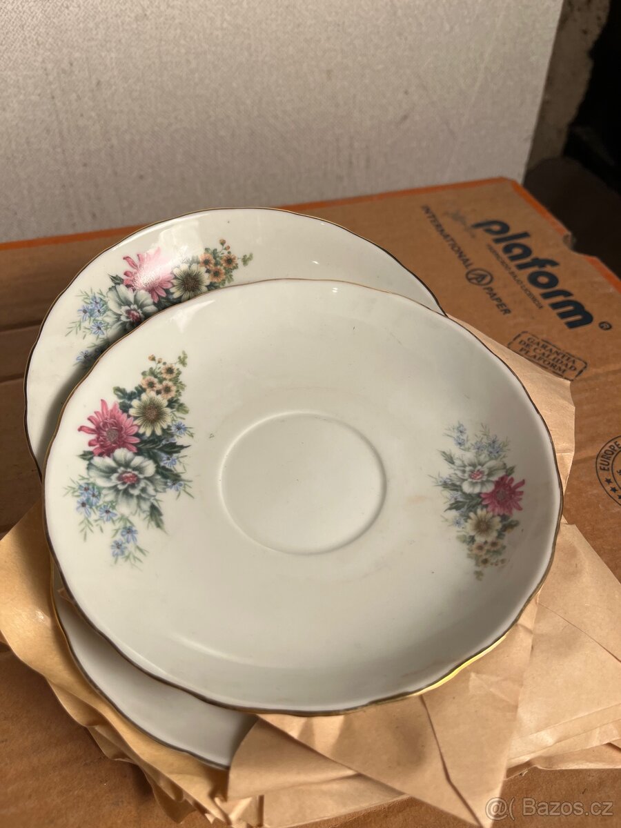 Sada retro šálků s podšálky – Květinový dekor a zlacení - 3