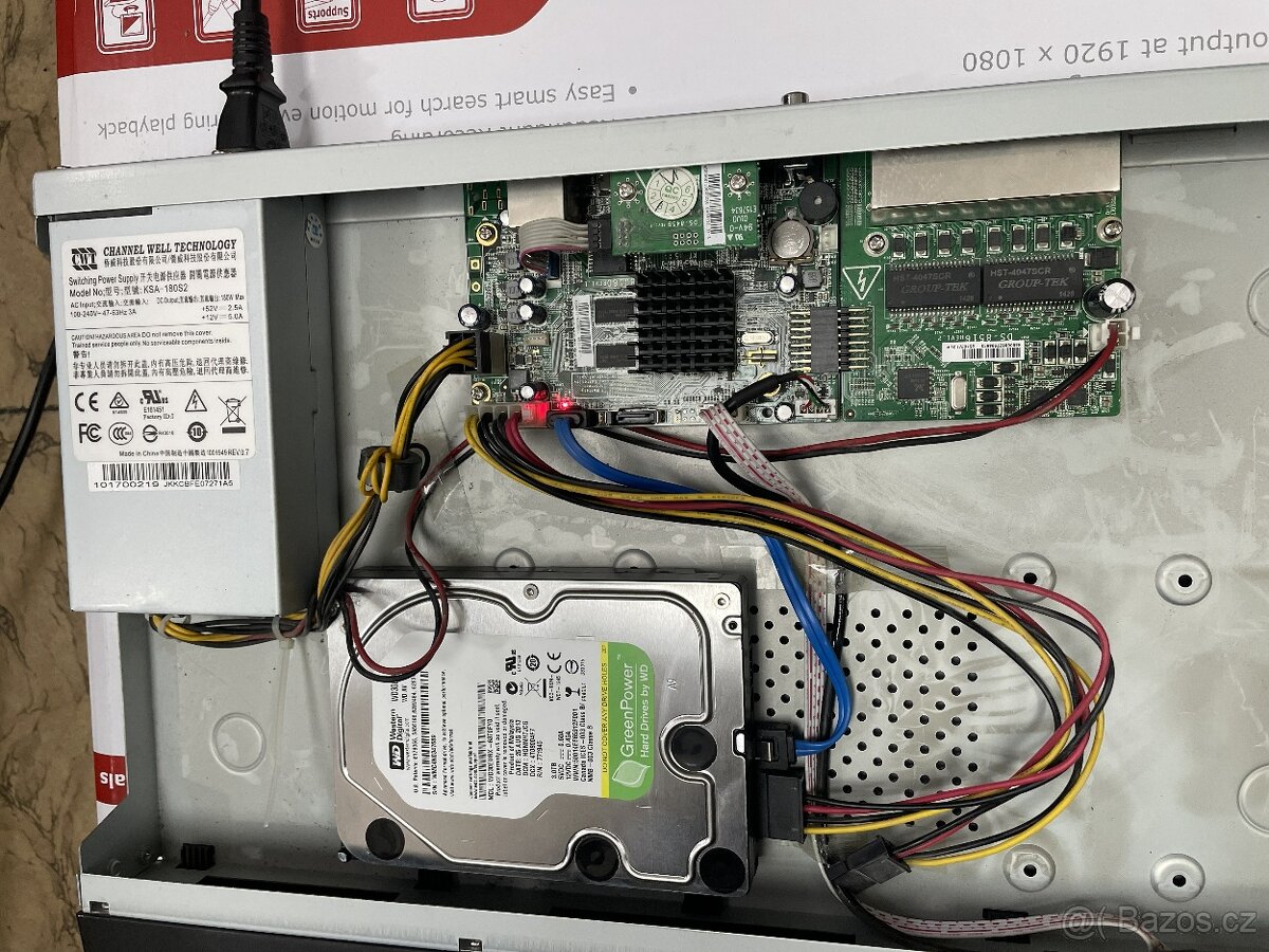 Digitální NVR Hikvision DS-7608NI-E2/8P/A - 3