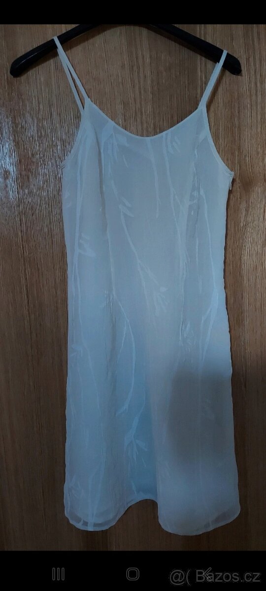 Bílé šaty na úzká ramínka. Vhodné i jako večerní. - 3