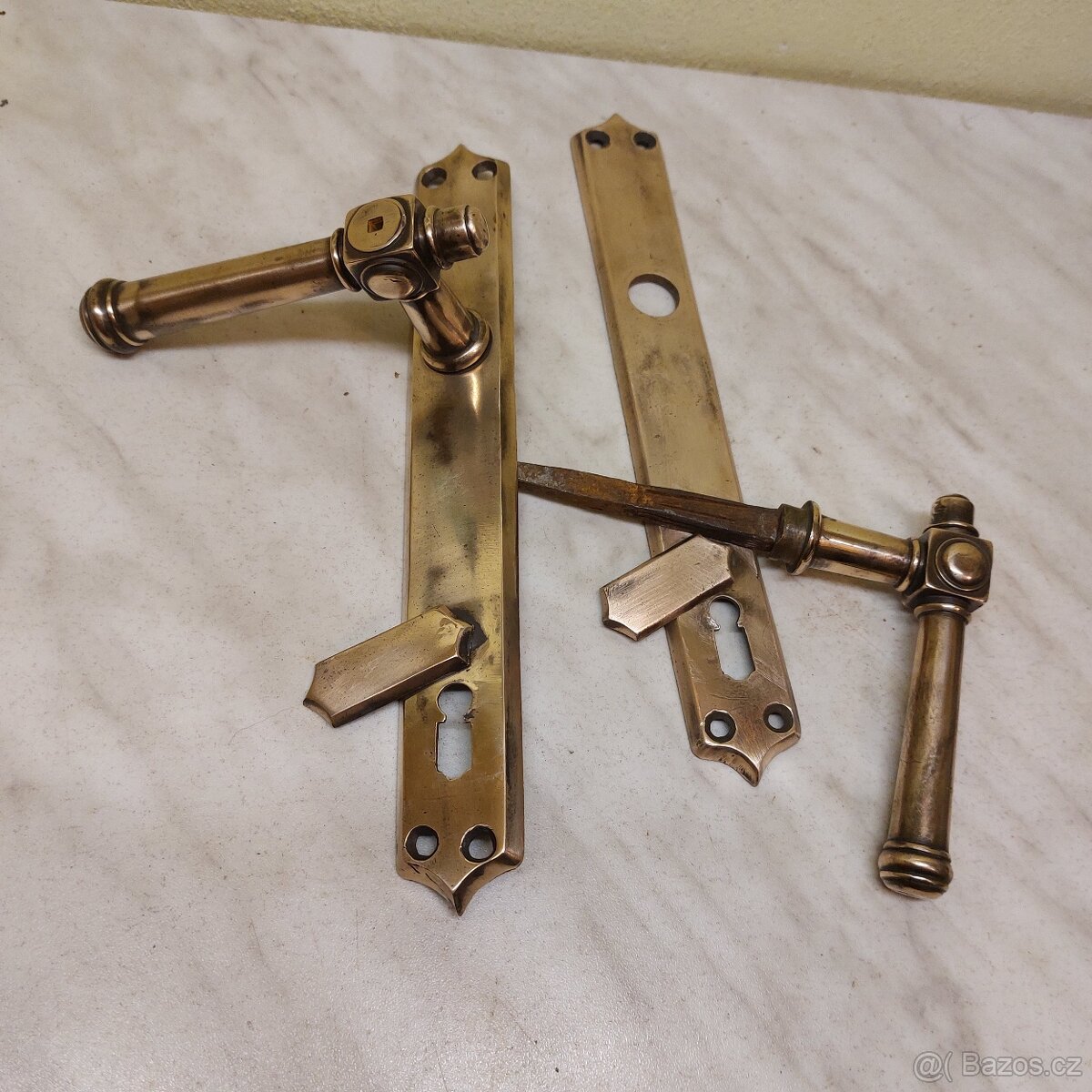 Staré mosazné kliky a štítky ke dveřím. - 3