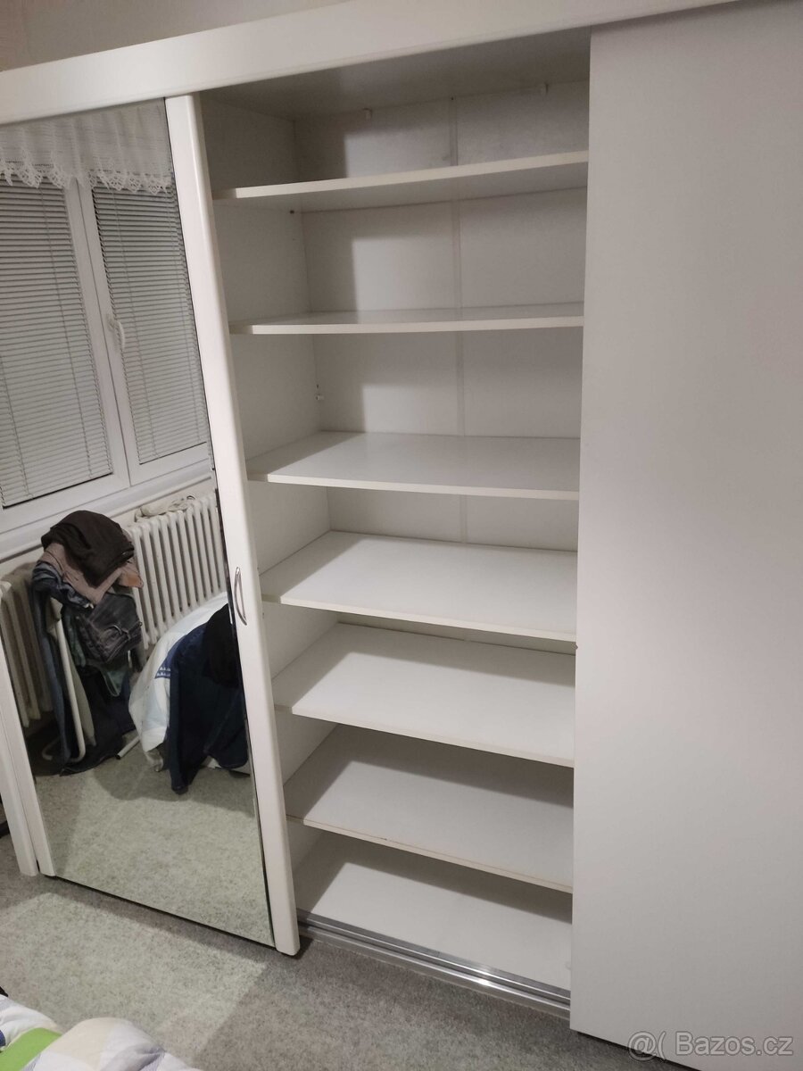 Prodám bílou třídveřovou skříň s posuvnými dveřmi a zrcadlem - 3