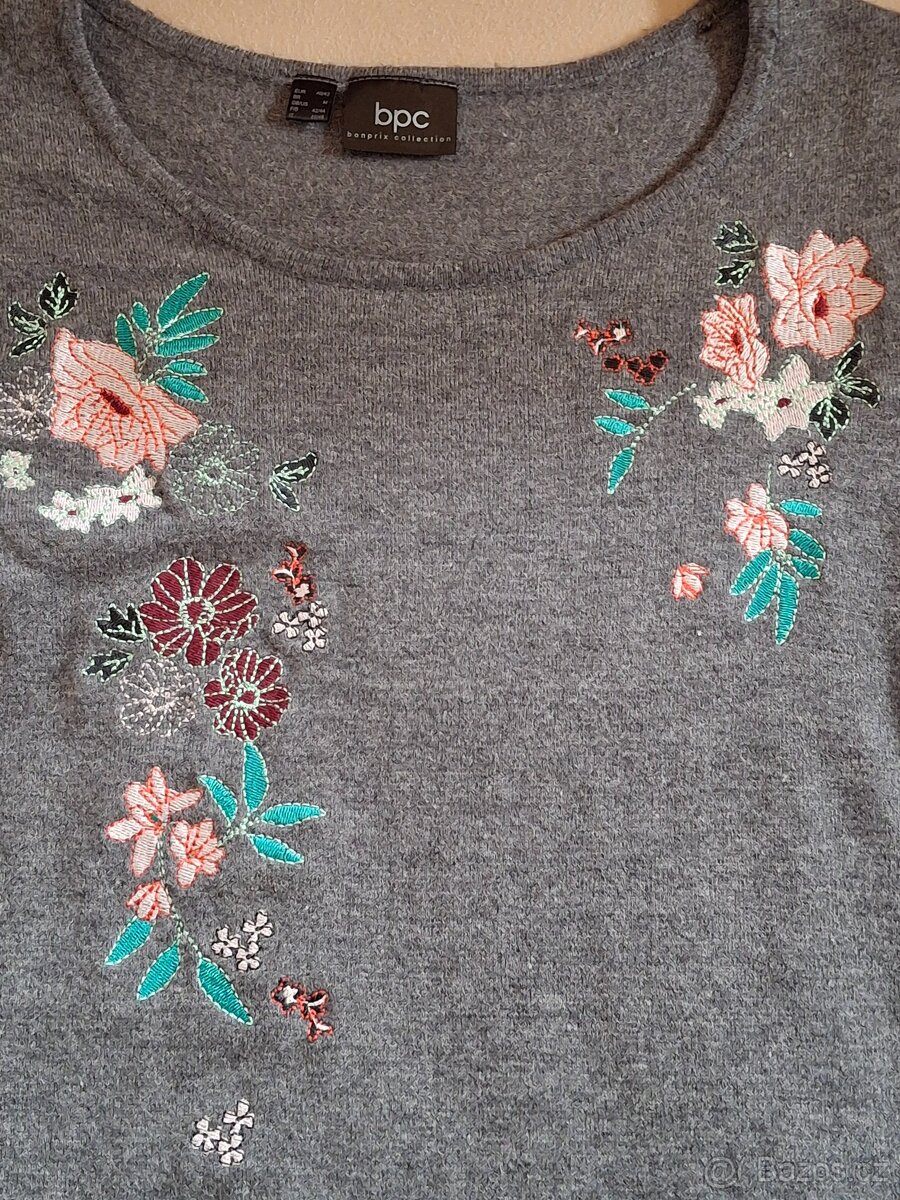 Slabší úpletové šaty s výšivkou - 3