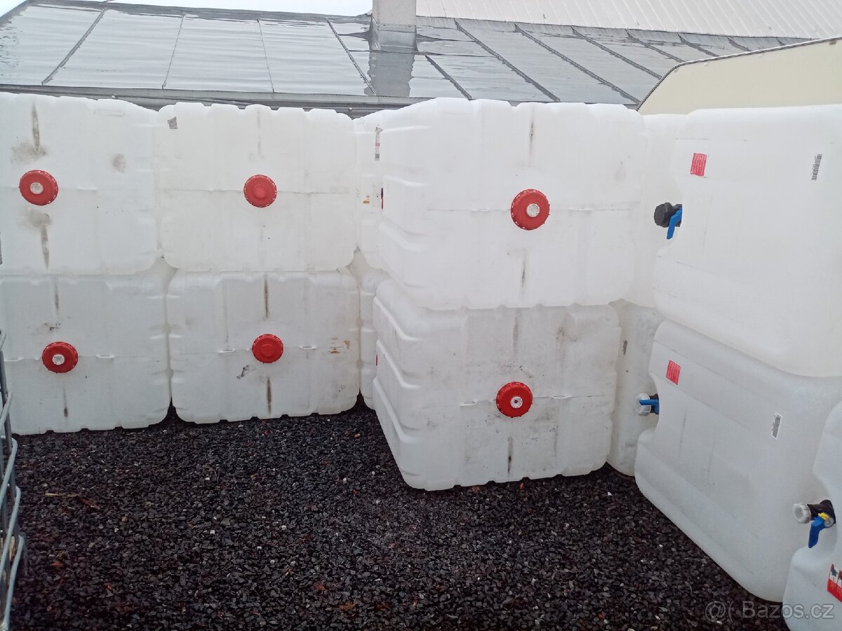IBC nádrže na všechno černé bílé a klece - 3