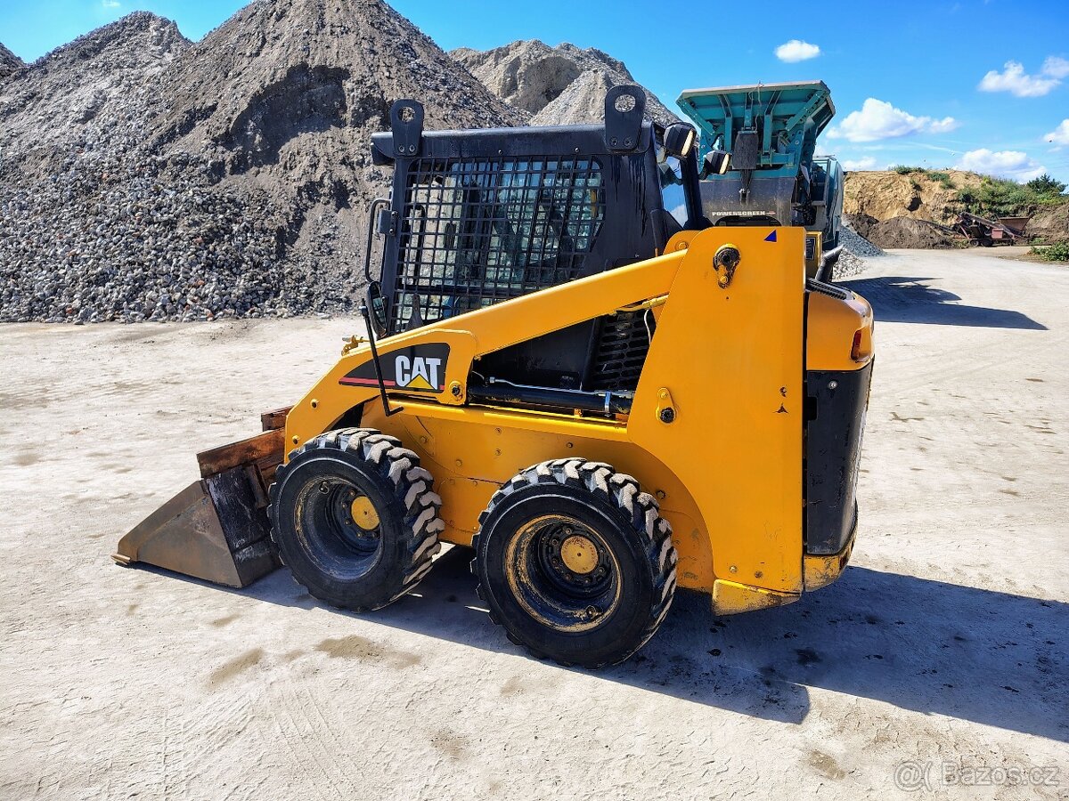 Nakladač CAT 226 - 3