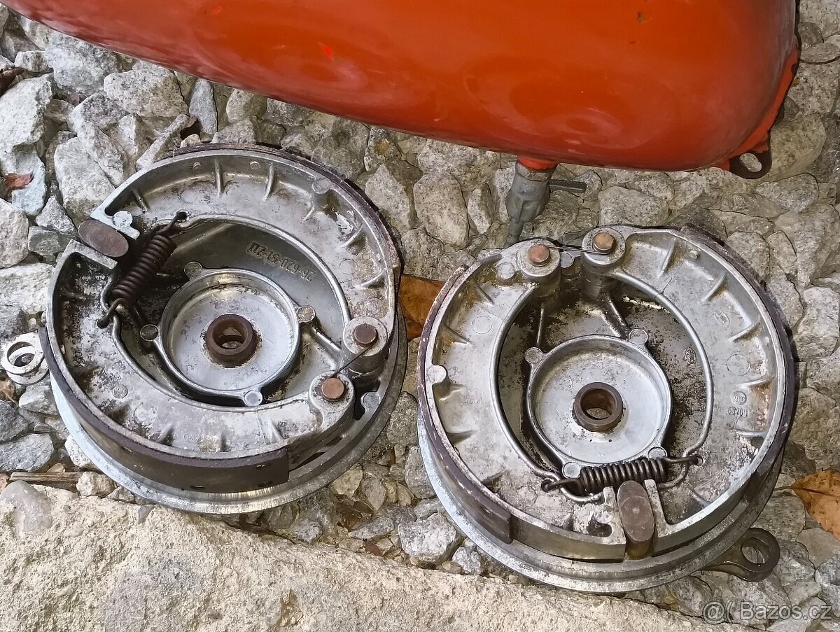 Díly ČZ trial 125 175 250 470 473 475 nádrž, brýle, rozeta - 3