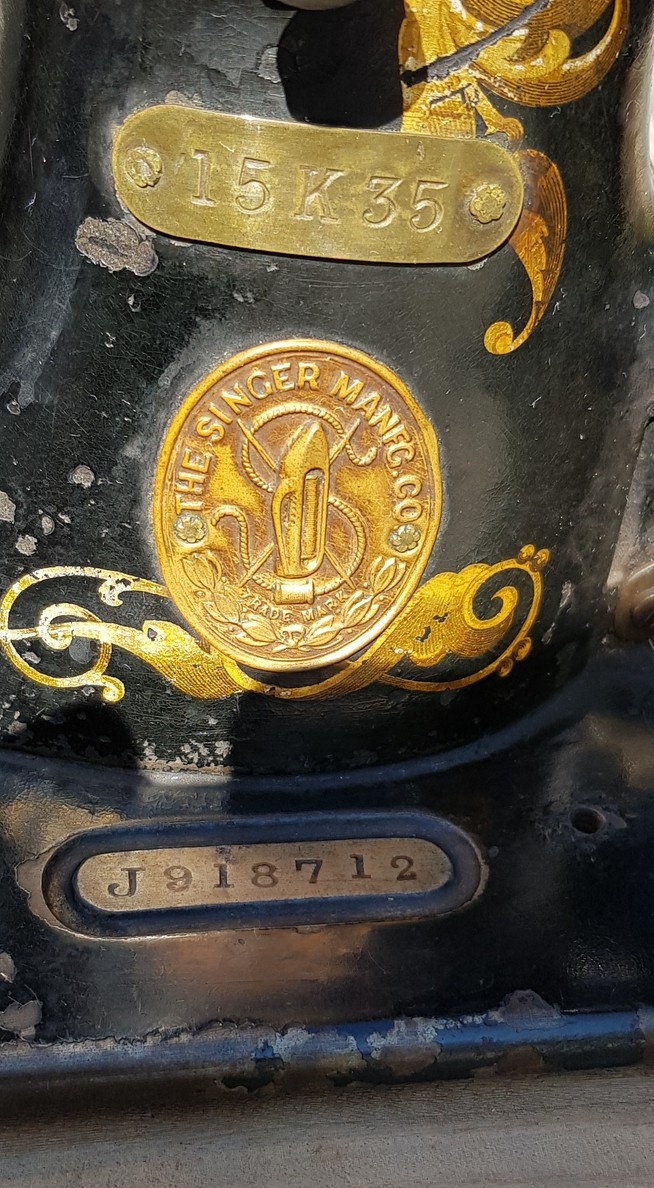 Starožitný šicí stroj SINGER + skříňka - 3