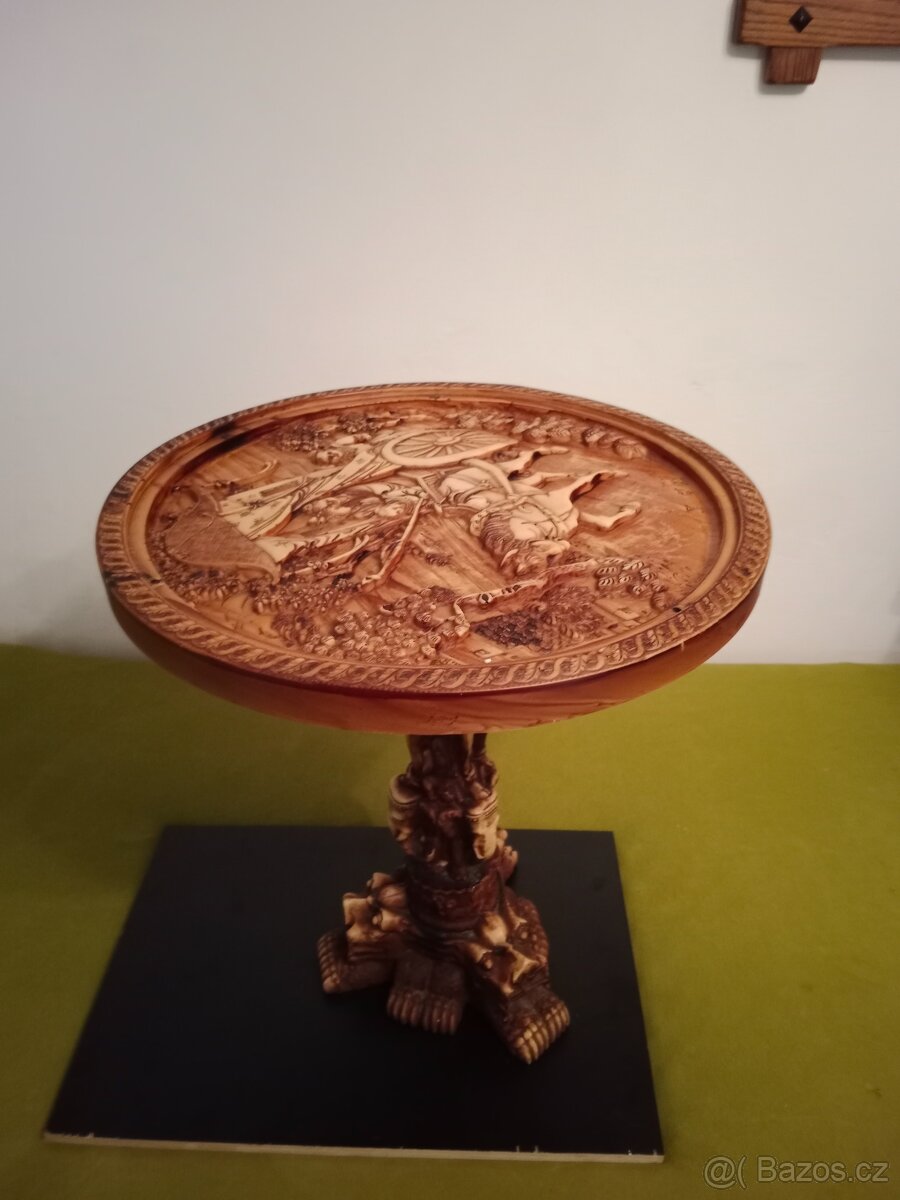 Stolek japonský historizující vyřezávaný sleva na 3990 - 3